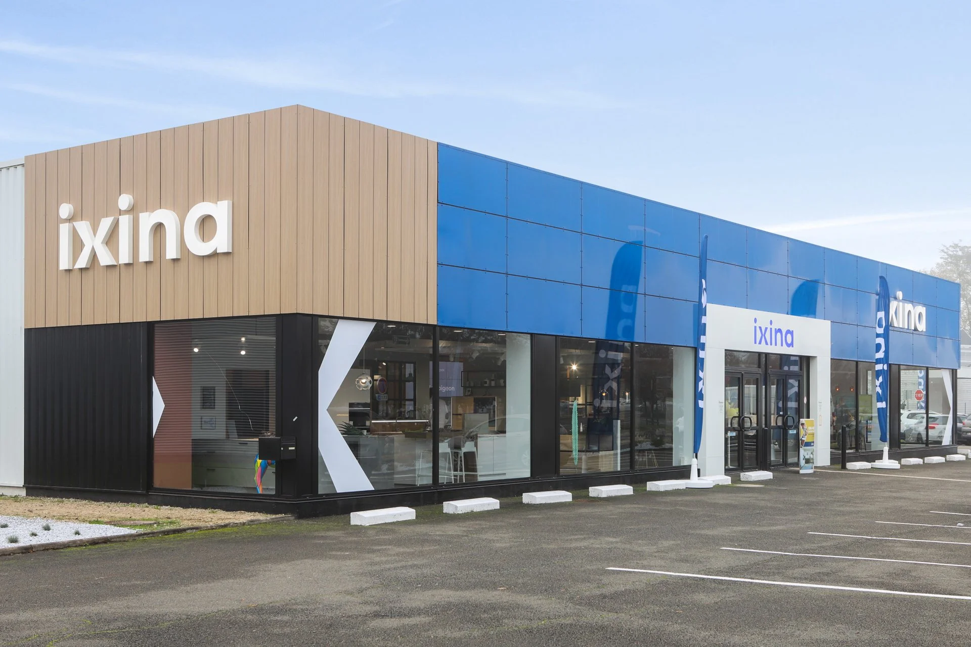Fachada showroom Ixina