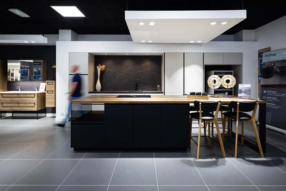 Interior showroom Ixina — espacio de exposición